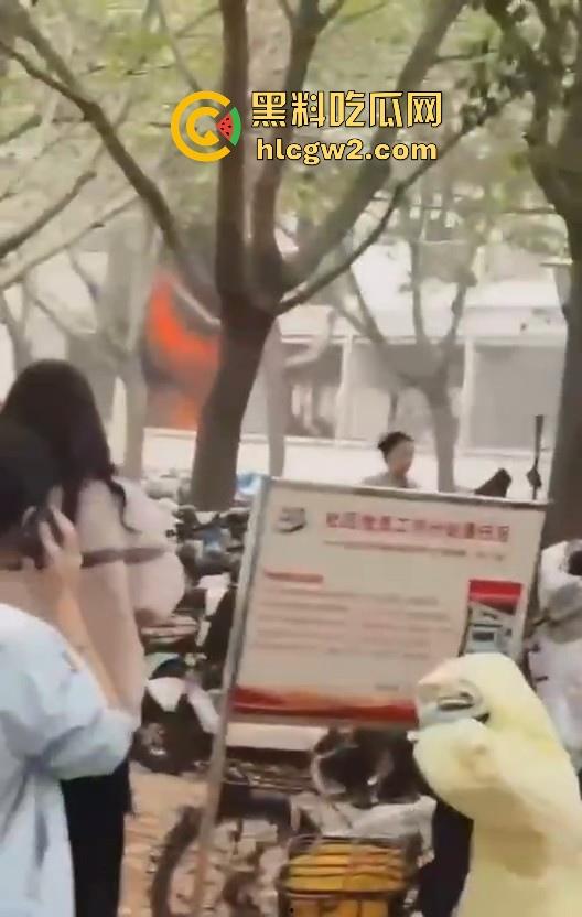 齐鲁大学宿舍楼突发大火！学生被困门口，刷脸闸门不让过，校方回应引热议！  第6张