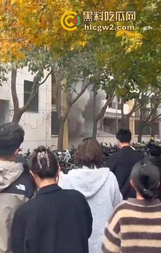 齐鲁大学宿舍楼突发大火！学生被困门口，刷脸闸门不让过，校方回应引热议！  第7张