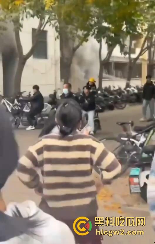 齐鲁大学宿舍楼突发大火！学生被困门口，刷脸闸门不让过，校方回应引热议！  第9张