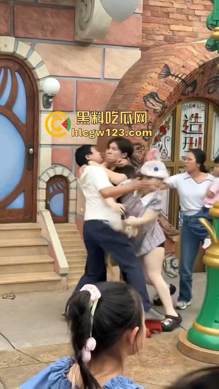 小情侣殴打带娃夫妻,只因排队插队起争执,对方全程不还手,他们却拳脚相向,现在好了赔钱赔麻了! 第2张 小情侣殴打带娃夫妻,只因排队插队起争执,对方全程不还手,他们却拳脚相向,现在好了赔钱赔麻了! 第2张