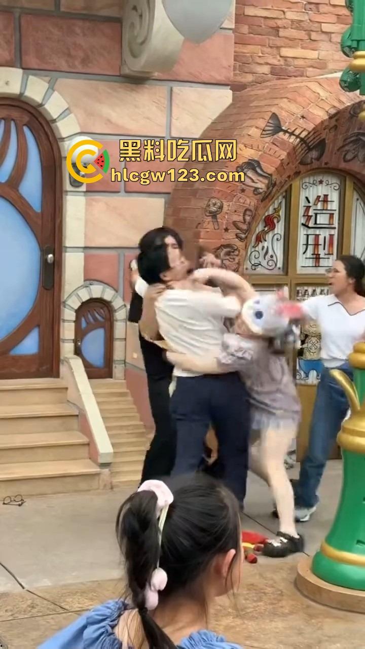 小情侣殴打带娃夫妻,只因排队插队起争执,对方全程不还手,他们却拳脚相向,现在好了赔钱赔麻了! 第3张 小情侣殴打带娃夫妻,只因排队插队起争执,对方全程不还手,他们却拳脚相向,现在好了赔钱赔麻了! 第3张