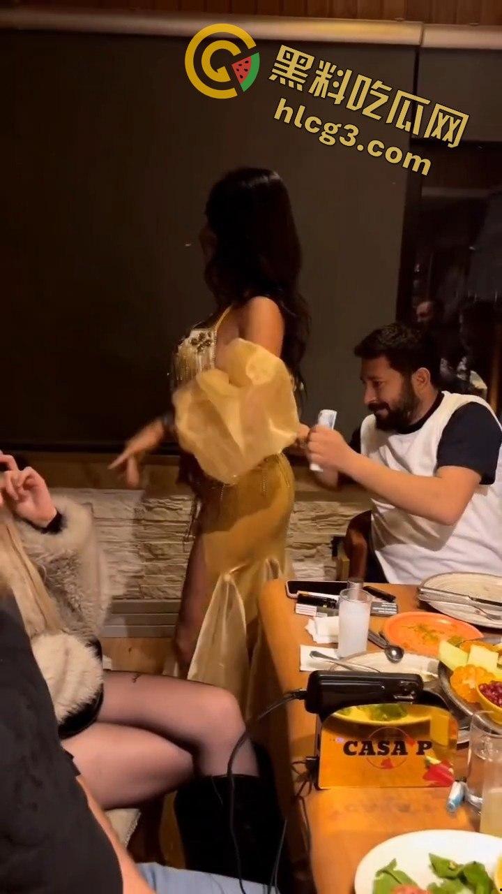 英国土豪印度餐厅奢华一幕！搭讪美女服务员，消费竟直接塞进奶罩里，场面惊呆众人！  第1张