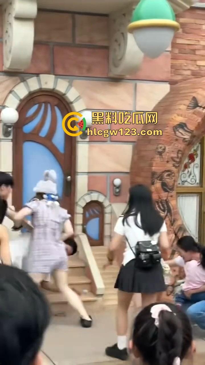 小情侣殴打带娃夫妻,只因排队插队起争执,对方全程不还手,他们却拳脚相向,现在好了赔钱赔麻了! 第4张 小情侣殴打带娃夫妻,只因排队插队起争执,对方全程不还手,他们却拳脚相向,现在好了赔钱赔麻了! 第4张