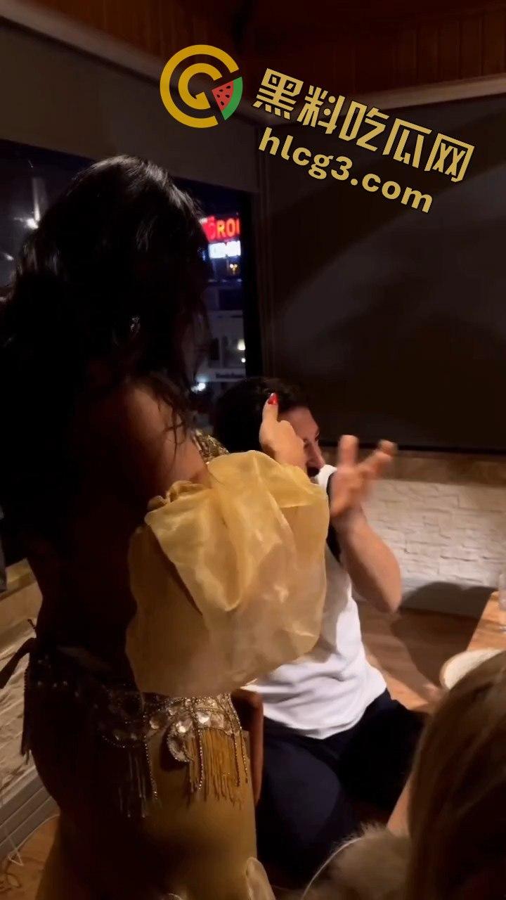 英国土豪印度餐厅奢华一幕！搭讪美女服务员，消费竟直接塞进奶罩里，场面惊呆众人！  第2张