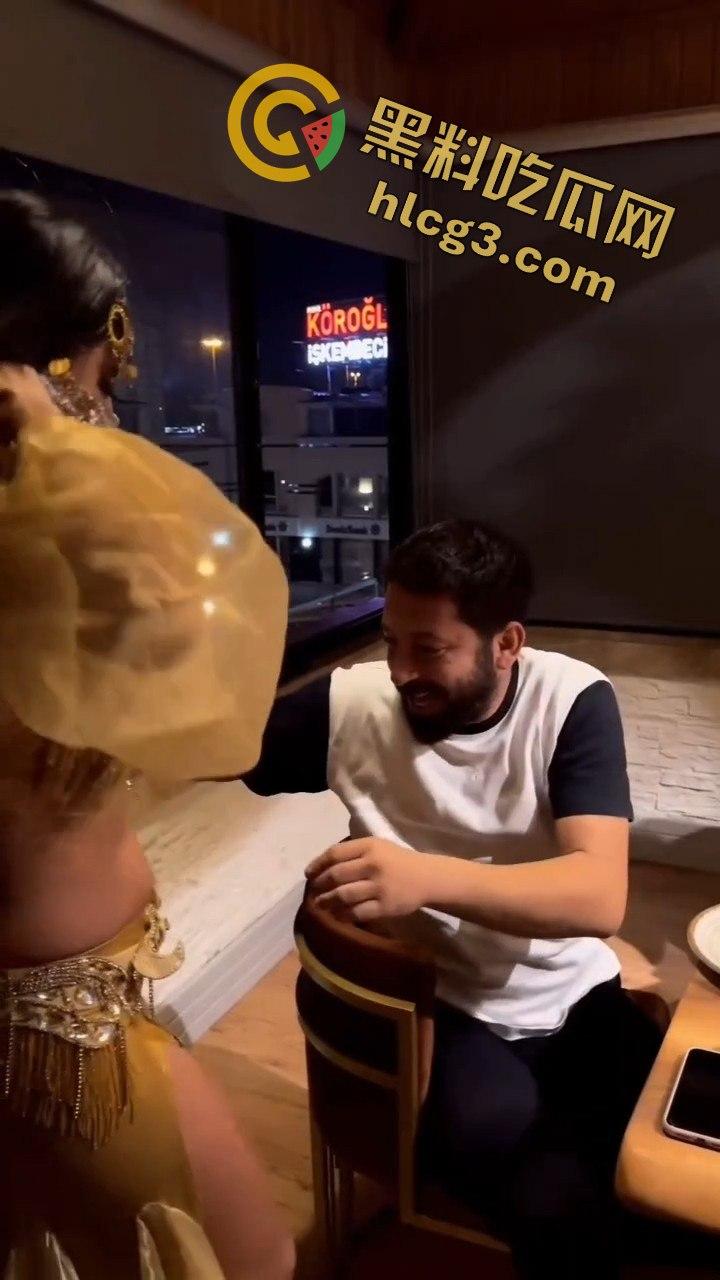 英国土豪印度餐厅奢华一幕！搭讪美女服务员，消费竟直接塞进奶罩里，场面惊呆众人！  第3张