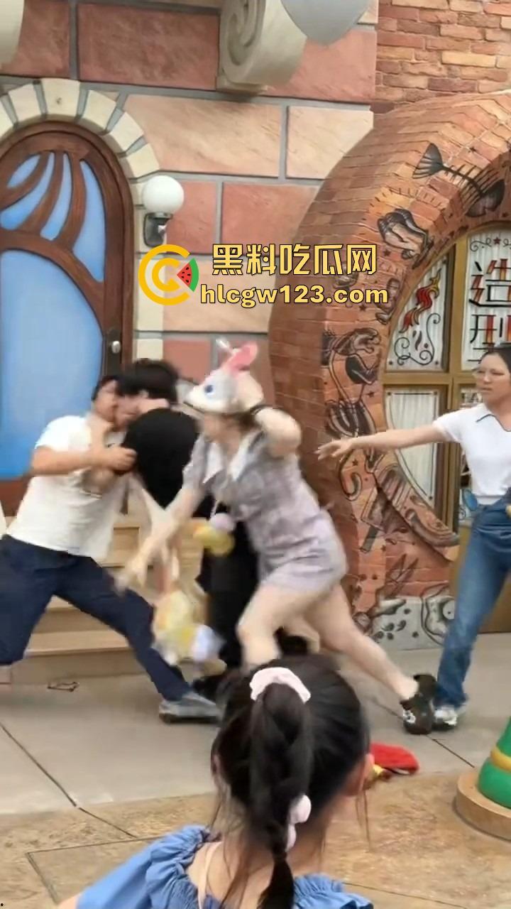 小情侣殴打带娃夫妻,只因排队插队起争执,对方全程不还手,他们却拳脚相向,现在好了赔钱赔麻了! 第6张 小情侣殴打带娃夫妻,只因排队插队起争执,对方全程不还手,他们却拳脚相向,现在好了赔钱赔麻了! 第6张