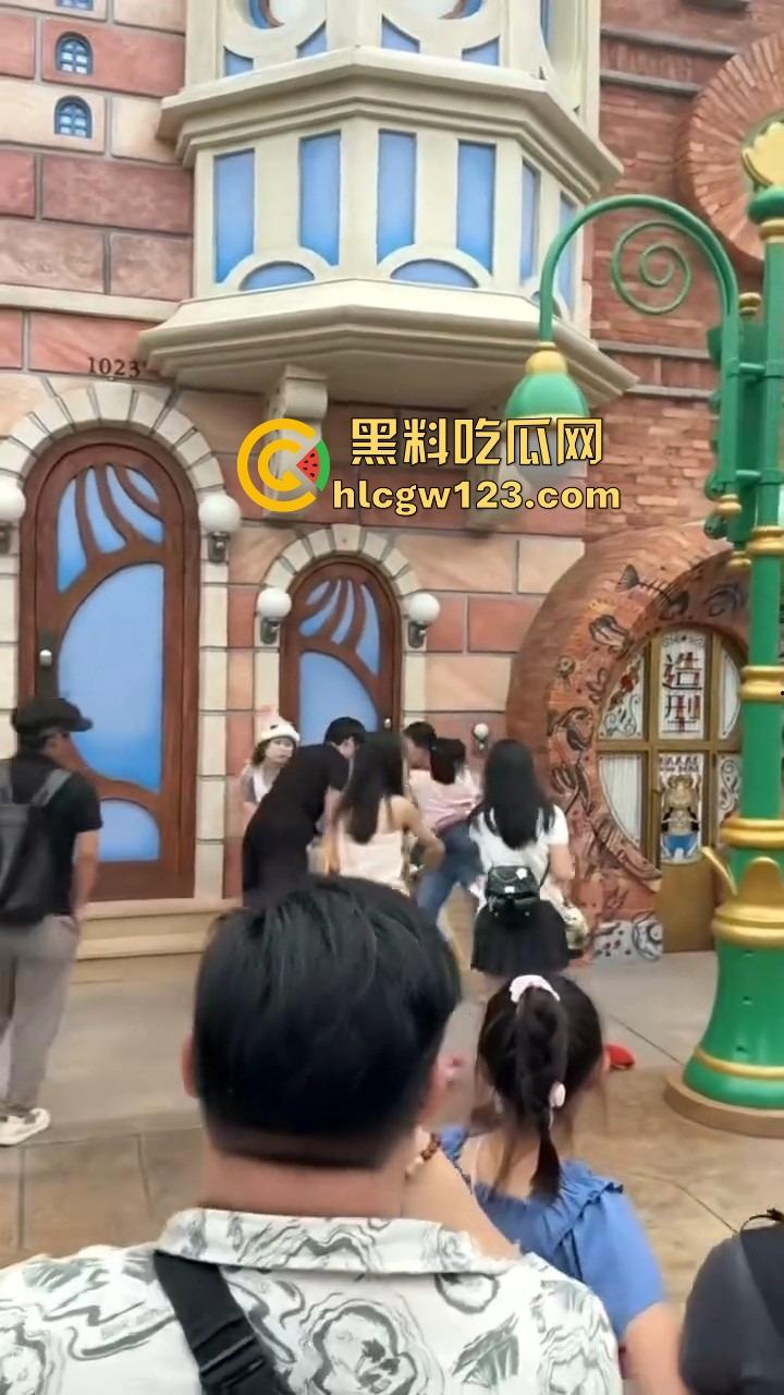 小情侣殴打带娃夫妻,只因排队插队起争执,对方全程不还手,他们却拳脚相向,现在好了赔钱赔麻了! 第7张 小情侣殴打带娃夫妻,只因排队插队起争执,对方全程不还手,他们却拳脚相向,现在好了赔钱赔麻了! 第7张