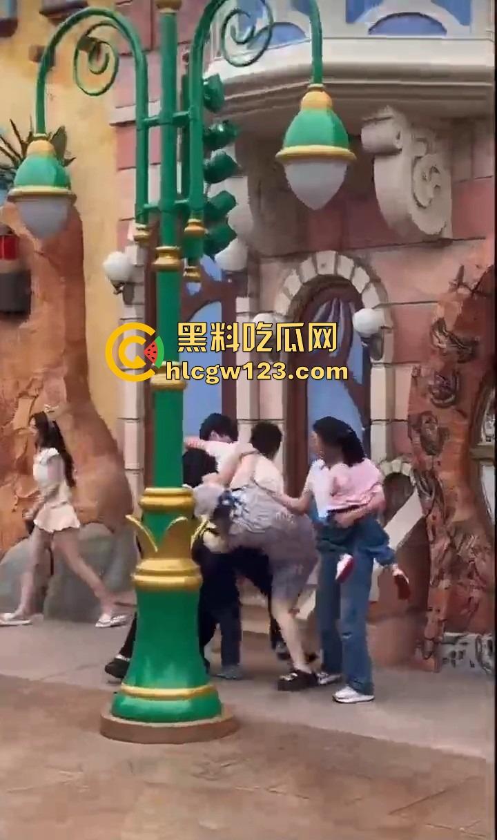 小情侣殴打带娃夫妻,只因排队插队起争执,对方全程不还手,他们却拳脚相向,现在好了赔钱赔麻了! 第8张 小情侣殴打带娃夫妻,只因排队插队起争执,对方全程不还手,他们却拳脚相向,现在好了赔钱赔麻了! 第8张