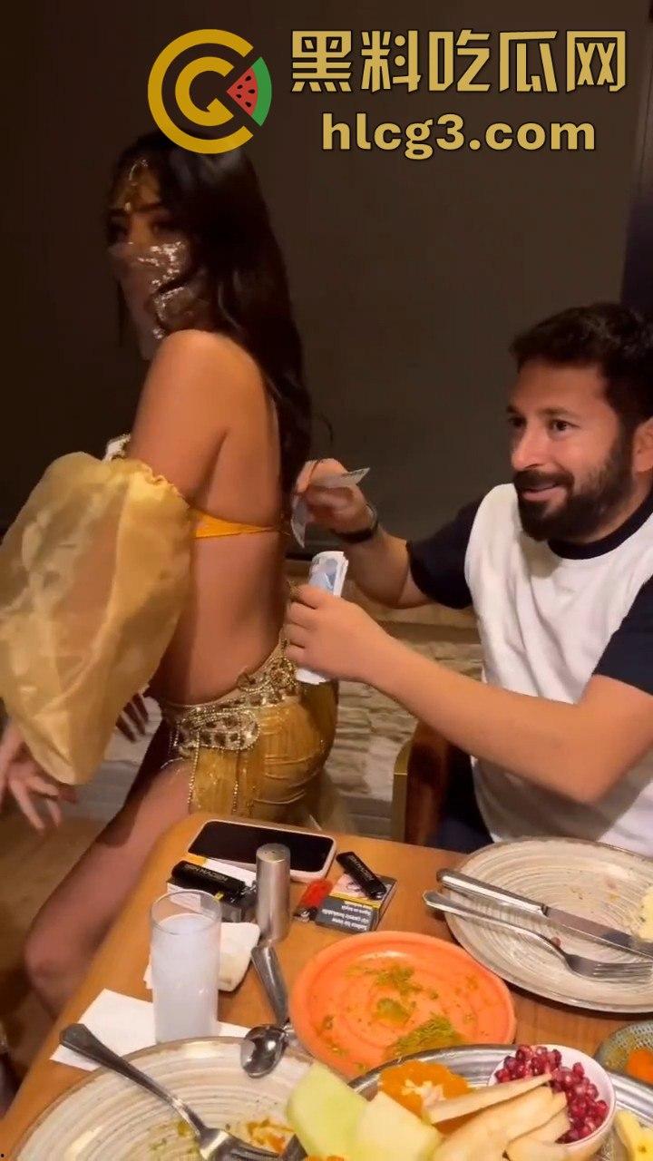 英国土豪印度餐厅奢华一幕！搭讪美女服务员，消费竟直接塞进奶罩里，场面惊呆众人！  第6张