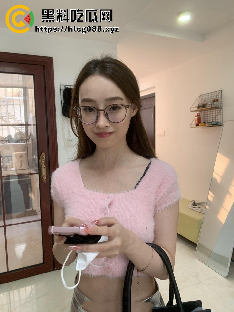 苏州高颜值淘宝模特【胡可天】被摄影师PUA操翻天，私拍变操逼现场，大尺度资源卖群里共享！  第1张