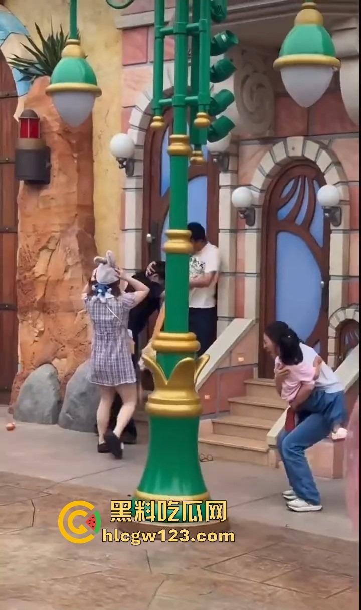 小情侣殴打带娃夫妻,只因排队插队起争执,对方全程不还手,他们却拳脚相向,现在好了赔钱赔麻了! 第10张 小情侣殴打带娃夫妻,只因排队插队起争执,对方全程不还手,他们却拳脚相向,现在好了赔钱赔麻了! 第10张