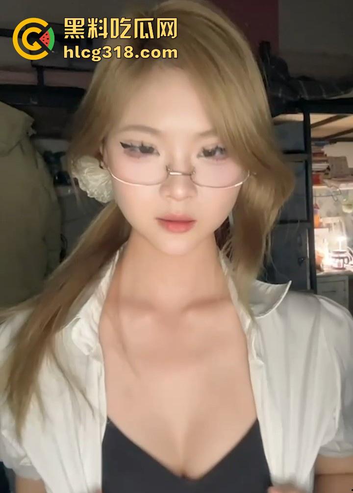 高颜值反差大学生【羊咩咩】宿舍自慰视频曝光，极品巨乳脸B同框自慰，看了很难不硬！  第8张