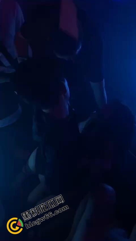 酒吧骚鸡骚鸭酒吧接头，骚鸭穿三角内裤黑丝在小仙女身上蹭到发烫，小姑娘笑疯了今晚不回家了！  第3张