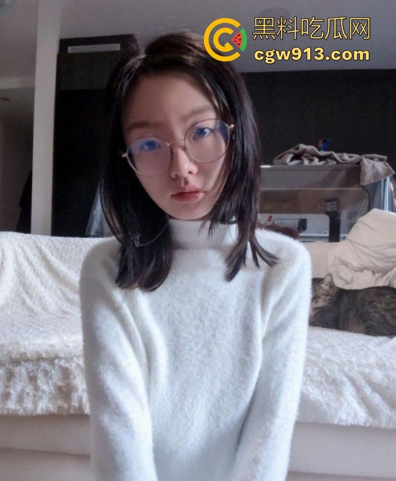 18岁高中生眼镜少女，反差自拍视频泄露，独演扣逼自慰，娇嫩玉穴汁水横流，原来这才是小浪货的真面目！  第1张