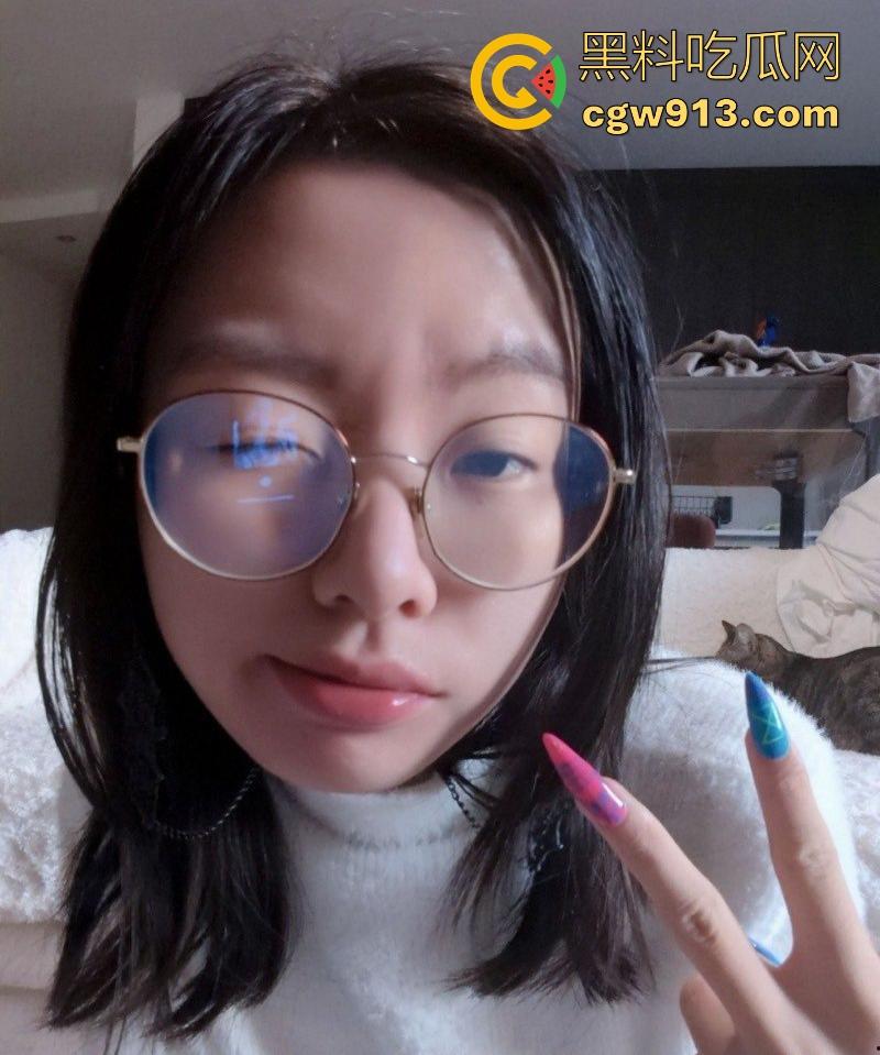 18岁高中生眼镜少女，反差自拍视频泄露，独演扣逼自慰，娇嫩玉穴汁水横流，原来这才是小浪货的真面目！  第2张