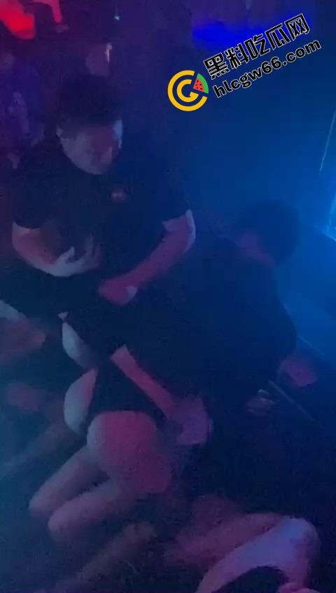 酒吧骚鸡骚鸭酒吧接头，骚鸭穿三角内裤黑丝在小仙女身上蹭到发烫，小姑娘笑疯了今晚不回家了！  第4张