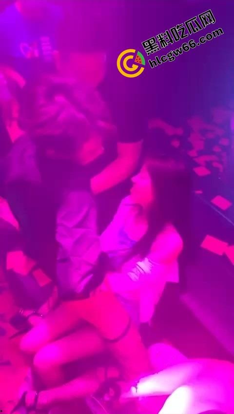 酒吧骚鸡骚鸭酒吧接头，骚鸭穿三角内裤黑丝在小仙女身上蹭到发烫，小姑娘笑疯了今晚不回家了！  第5张