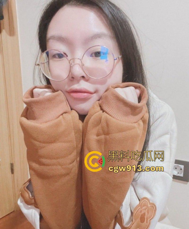 18岁高中生眼镜少女，反差自拍视频泄露，独演扣逼自慰，娇嫩玉穴汁水横流，原来这才是小浪货的真面目！  第3张