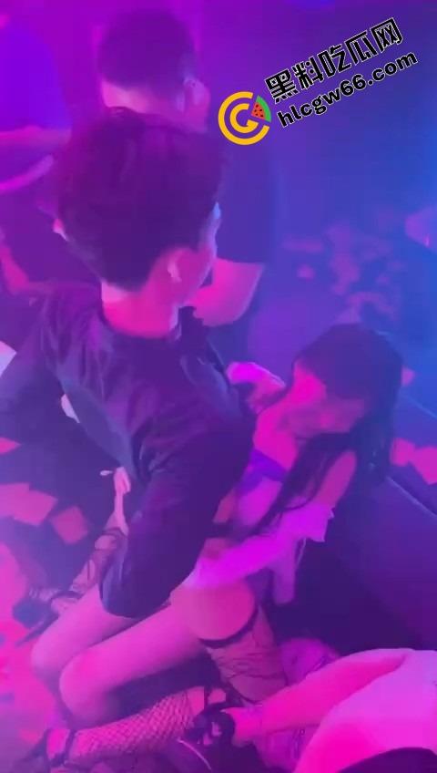 酒吧骚鸡骚鸭酒吧接头，骚鸭穿三角内裤黑丝在小仙女身上蹭到发烫，小姑娘笑疯了今晚不回家了！  第6张