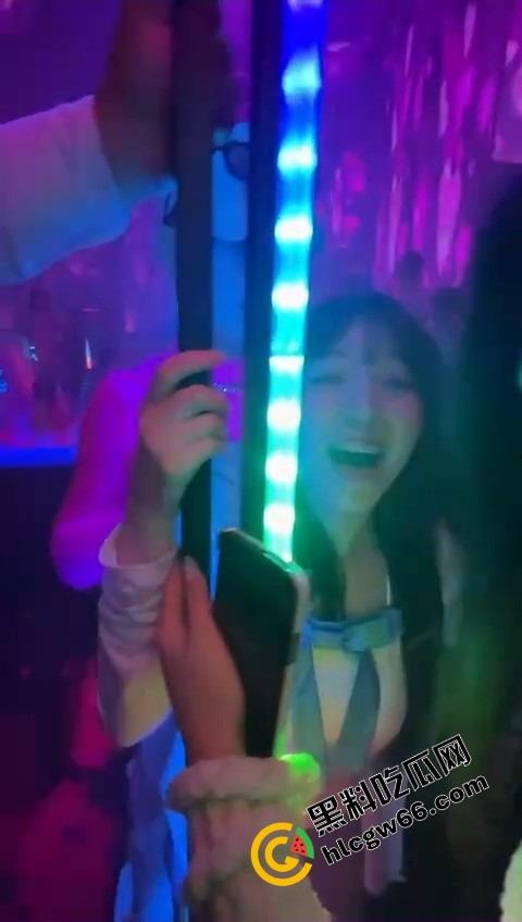 酒吧骚鸡骚鸭酒吧接头，骚鸭穿三角内裤黑丝在小仙女身上蹭到发烫，小姑娘笑疯了今晚不回家了！  第8张