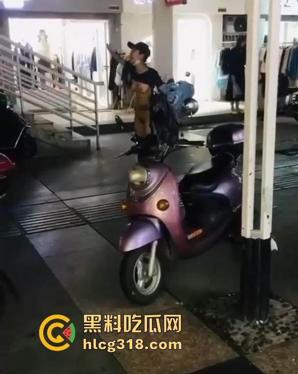 浙江某步行街一女子当众脱衣全裸游街，疑似受到了精神刺激，嘴巴不知道念叨什么，路人纷纷驻足观看。  第2张