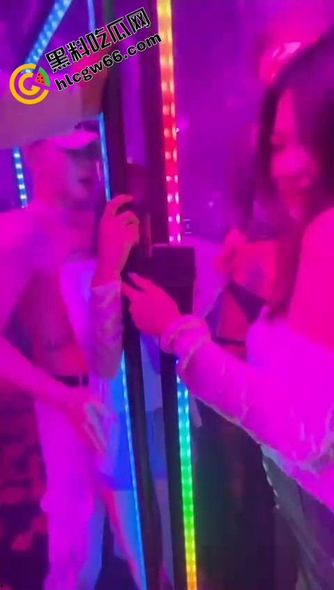 酒吧骚鸡骚鸭酒吧接头，骚鸭穿三角内裤黑丝在小仙女身上蹭到发烫，小姑娘笑疯了今晚不回家了！  第9张