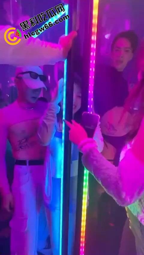 酒吧骚鸡骚鸭酒吧接头，骚鸭穿三角内裤黑丝在小仙女身上蹭到发烫，小姑娘笑疯了今晚不回家了！  第10张