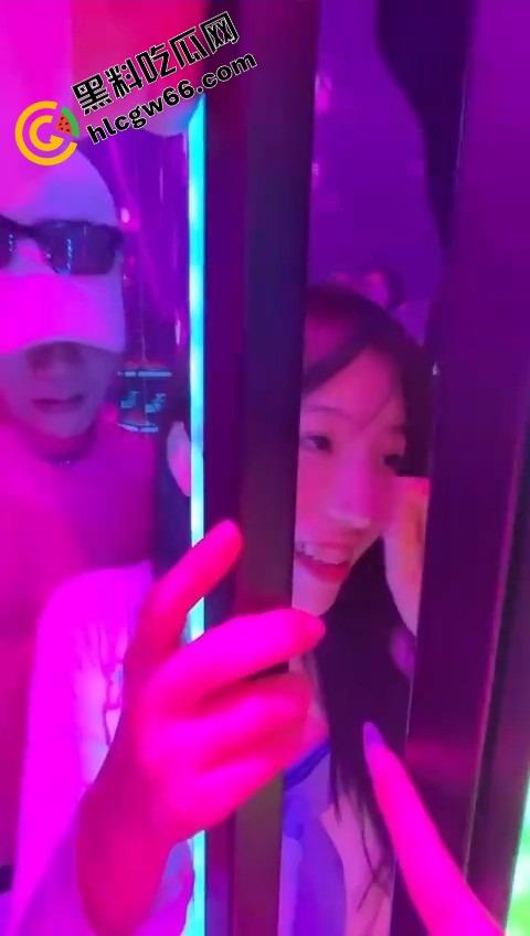 酒吧骚鸡骚鸭酒吧接头，骚鸭穿三角内裤黑丝在小仙女身上蹭到发烫，小姑娘笑疯了今晚不回家了！  第11张