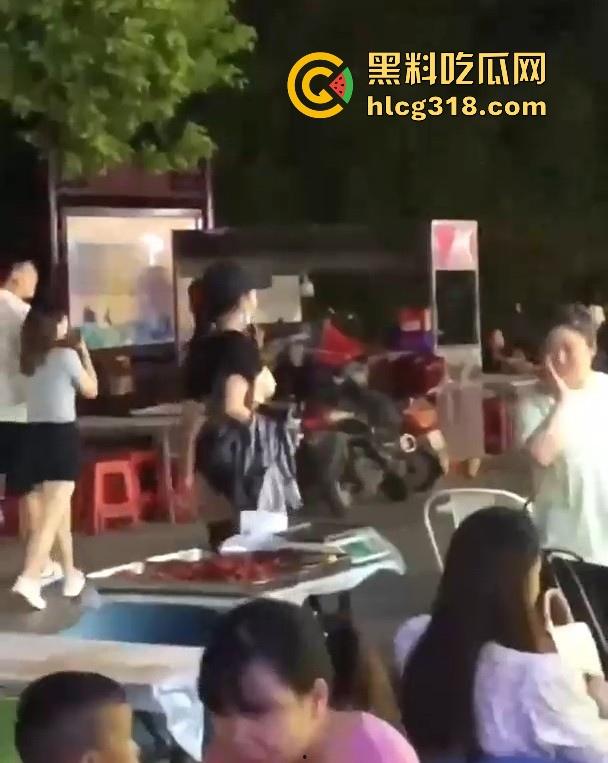 浙江某步行街一女子当众脱衣全裸游街，疑似受到了精神刺激，嘴巴不知道念叨什么，路人纷纷驻足观看。  第6张