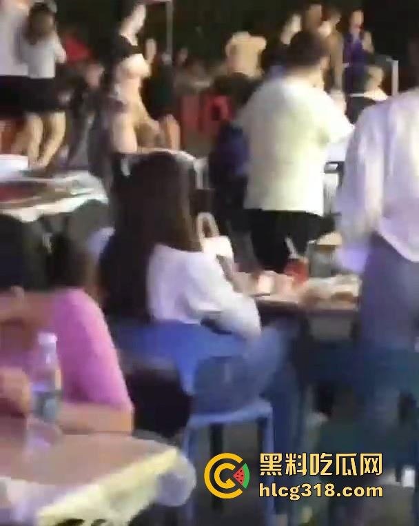 浙江某步行街一女子当众脱衣全裸游街，疑似受到了精神刺激，嘴巴不知道念叨什么，路人纷纷驻足观看。  第7张