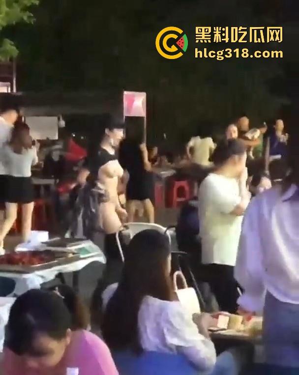 浙江某步行街一女子当众脱衣全裸游街，疑似受到了精神刺激，嘴巴不知道念叨什么，路人纷纷驻足观看。  第8张