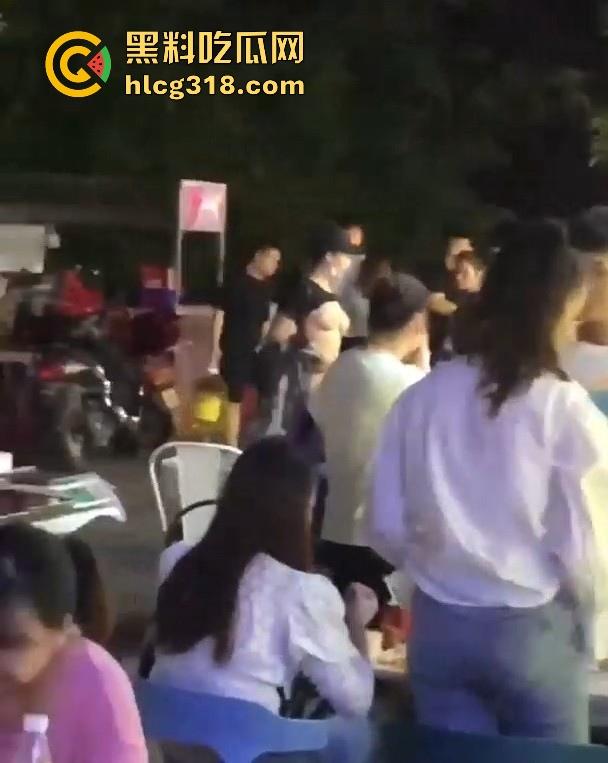 浙江某步行街一女子当众脱衣全裸游街，疑似受到了精神刺激，嘴巴不知道念叨什么，路人纷纷驻足观看。  第9张