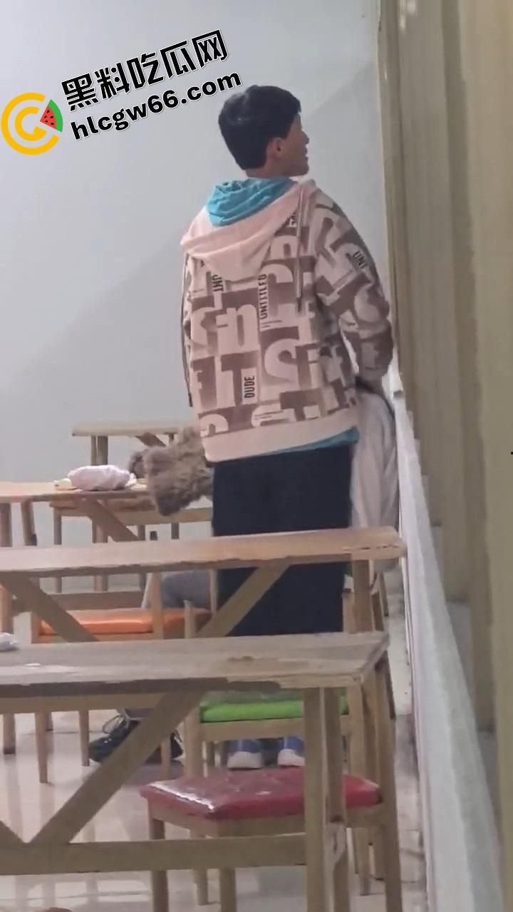 00后大学生太敢了,大学商店旁边直接开干,女的一骑到底爽叫连连,同学边吃瓜边看LIVE! 第2张 00后大学生太敢了,大学商店旁边直接开干,女的一骑到底爽叫连连,同学边吃瓜边看LIVE! 第2张