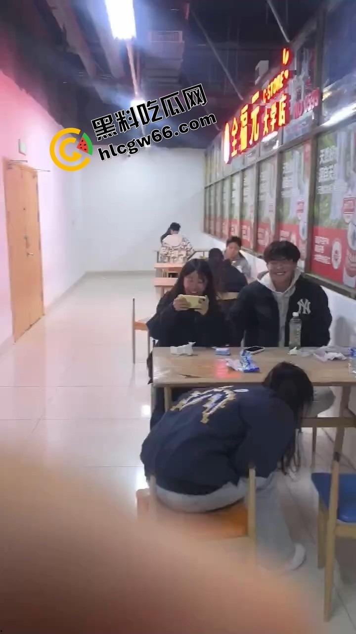 00后大学生太敢了,大学商店旁边直接开干,女的一骑到底爽叫连连,同学边吃瓜边看LIVE! 第3张 00后大学生太敢了,大学商店旁边直接开干,女的一骑到底爽叫连连,同学边吃瓜边看LIVE! 第3张