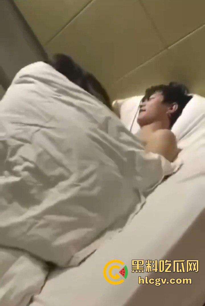 拼多多众筹给兄弟叫鸡，标间5人围观！鸡被搞得尴尬盖被子，兄弟们打牌听歌完全不尊重现场版AV！  第1张