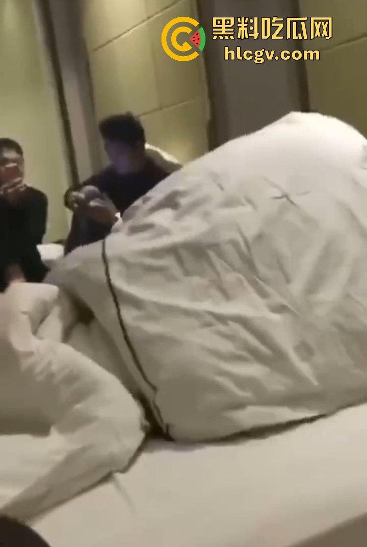 拼多多众筹给兄弟叫鸡，标间5人围观！鸡被搞得尴尬盖被子，兄弟们打牌听歌完全不尊重现场版AV！  第2张