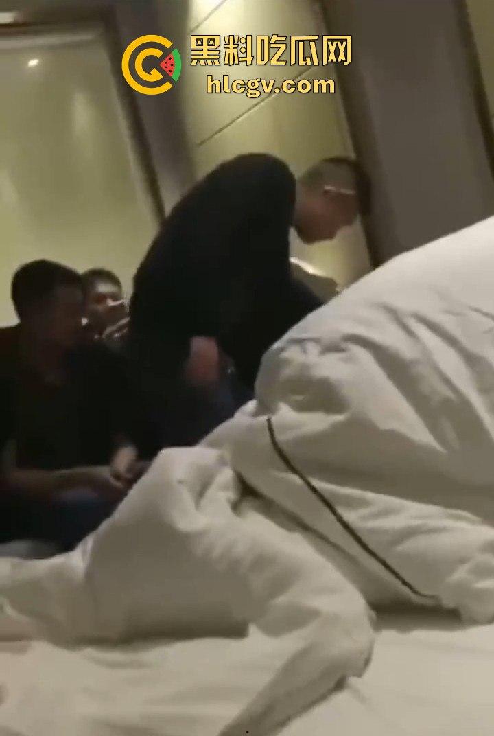 拼多多众筹给兄弟叫鸡，标间5人围观！鸡被搞得尴尬盖被子，兄弟们打牌听歌完全不尊重现场版AV！  第3张