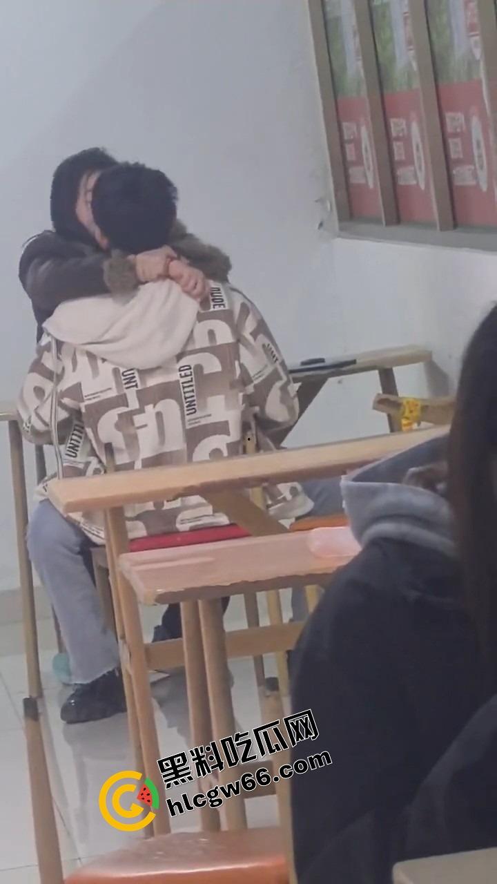 00后大学生太敢了,大学商店旁边直接开干,女的一骑到底爽叫连连,同学边吃瓜边看LIVE! 第10张 00后大学生太敢了,大学商店旁边直接开干,女的一骑到底爽叫连连,同学边吃瓜边看LIVE! 第10张