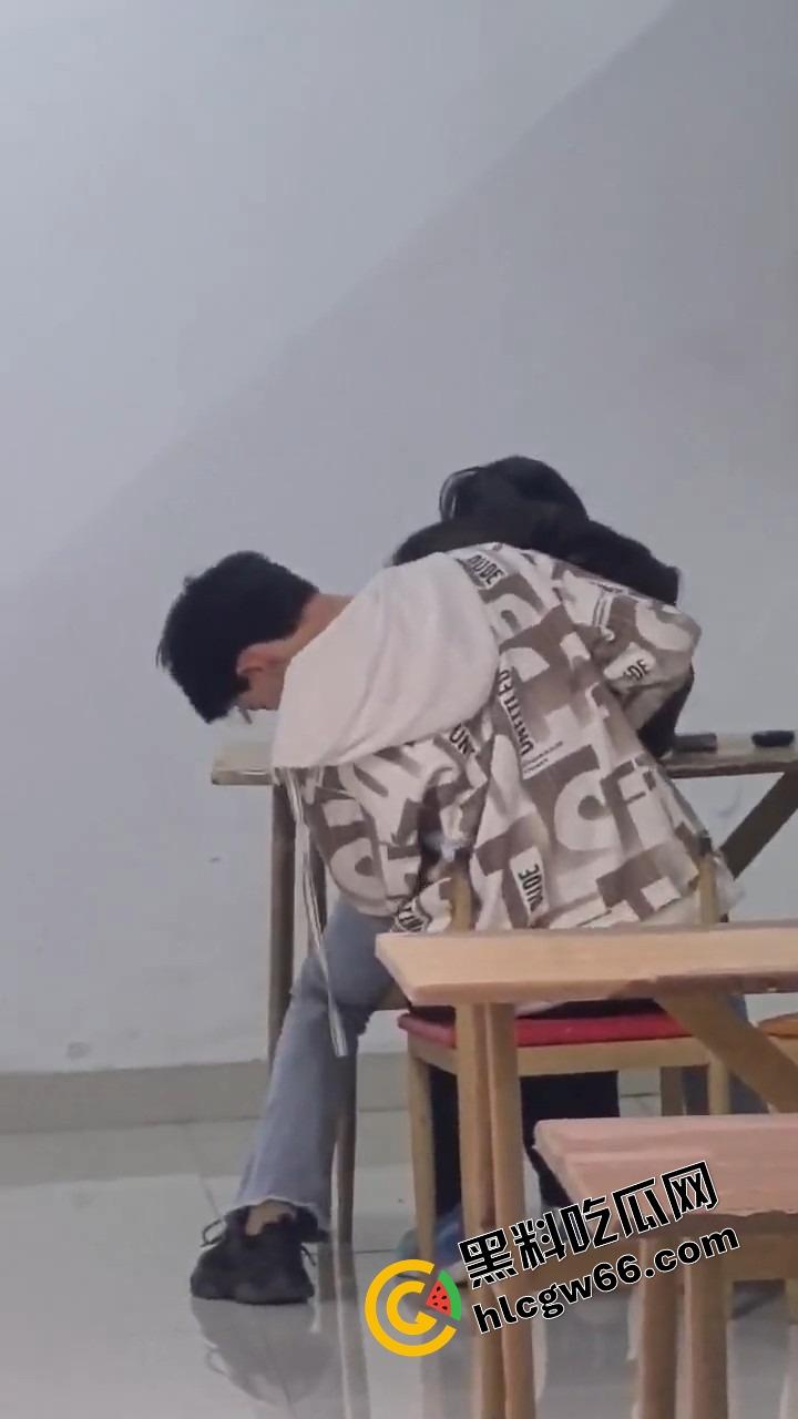 00后大学生太敢了,大学商店旁边直接开干,女的一骑到底爽叫连连,同学边吃瓜边看LIVE! 第12张 00后大学生太敢了,大学商店旁边直接开干,女的一骑到底爽叫连连,同学边吃瓜边看LIVE! 第12张