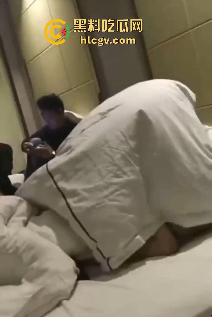 拼多多众筹给兄弟叫鸡，标间5人围观！鸡被搞得尴尬盖被子，兄弟们打牌听歌完全不尊重现场版AV！  第6张