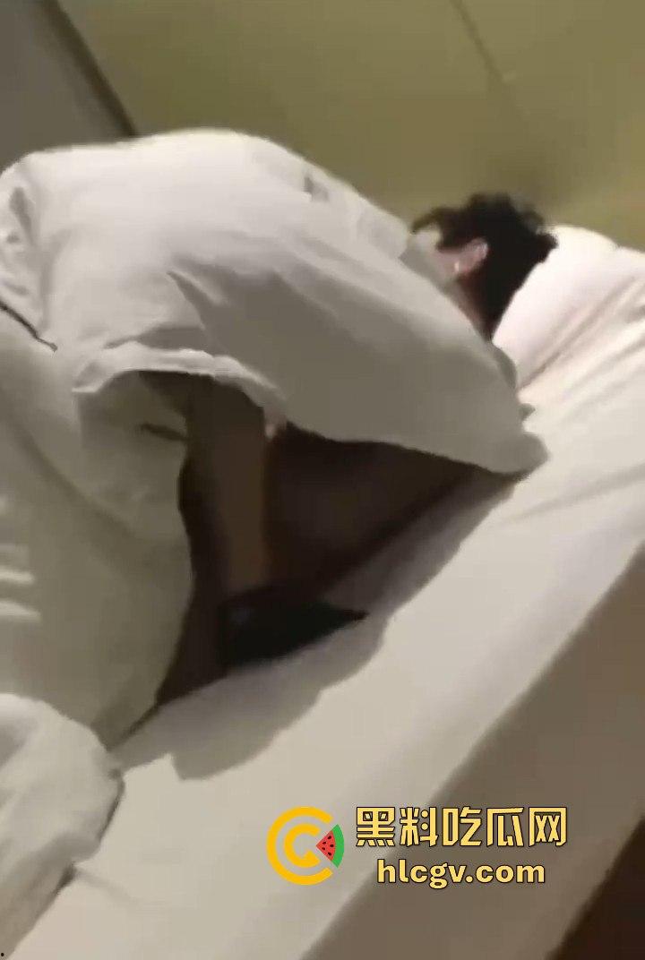 拼多多众筹给兄弟叫鸡，标间5人围观！鸡被搞得尴尬盖被子，兄弟们打牌听歌完全不尊重现场版AV！  第7张