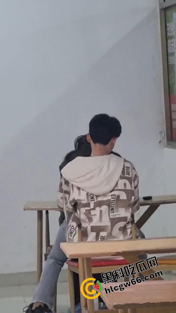 00后大学生太敢了,大学商店旁边直接开干,女的一骑到底爽叫连连,同学边吃瓜边看LIVE! 第13张 00后大学生太敢了,大学商店旁边直接开干,女的一骑到底爽叫连连,同学边吃瓜边看LIVE! 第13张