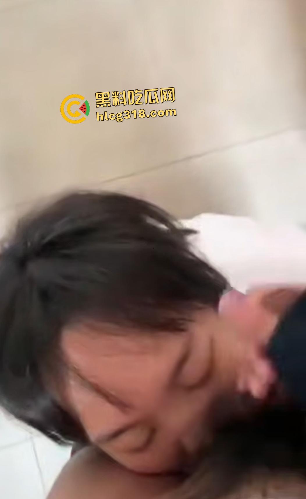 反差职校妹冒着退学的风险在教室口爆体育生，射完后还有精力去后入，体力真好！  第2张