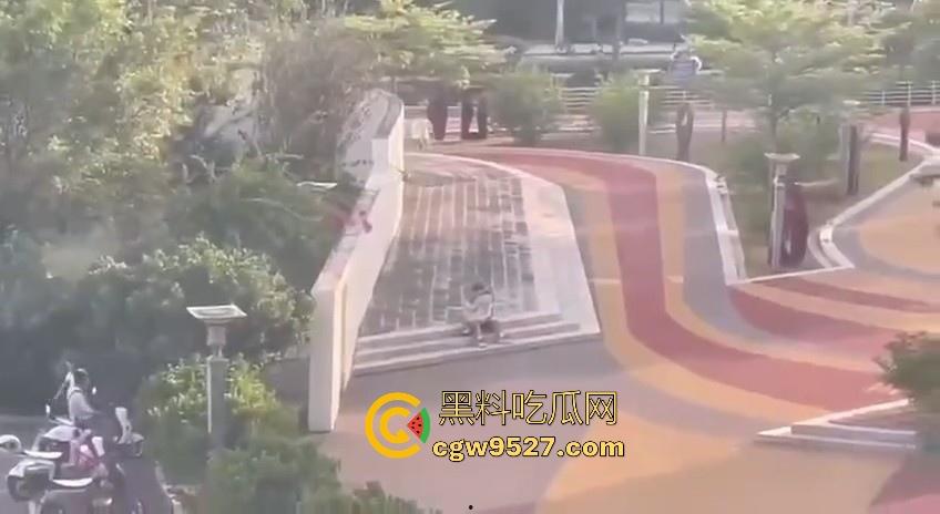 广东轻工职业技术职业学院，大胆情侣校园大胆户外做爱，完全无视众人，激情骑乘，年轻人会玩！  第5张