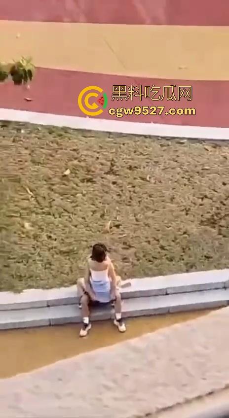 广东轻工职业技术职业学院，大胆情侣校园大胆户外做爱，完全无视众人，激情骑乘，年轻人会玩！  第7张