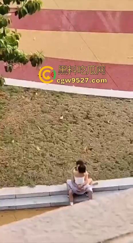 广东轻工职业技术职业学院，大胆情侣校园大胆户外做爱，完全无视众人，激情骑乘，年轻人会玩！  第8张