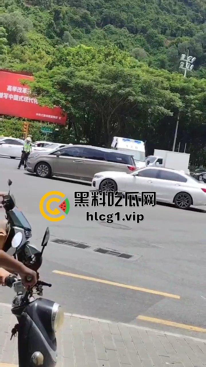 8月21日海南三亚春光路口车祸，两女惨被撞倒在地  第3张