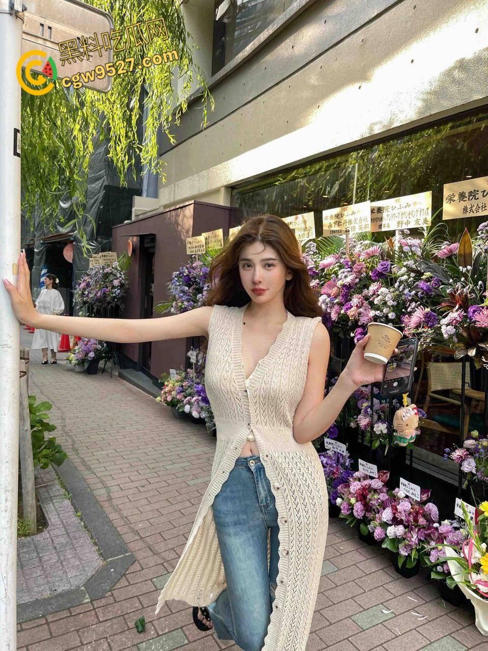 公园放风筝，妹妹户外露出白斩乳房，勾引哥哥小树林里，狂舔骚逼后入爆操，激情内射全滴在草上 !  第1张