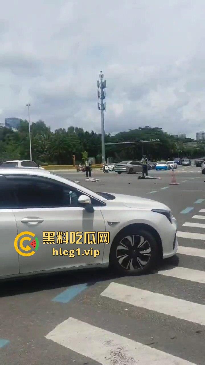 8月21日海南三亚春光路口车祸，两女惨被撞倒在地  第6张