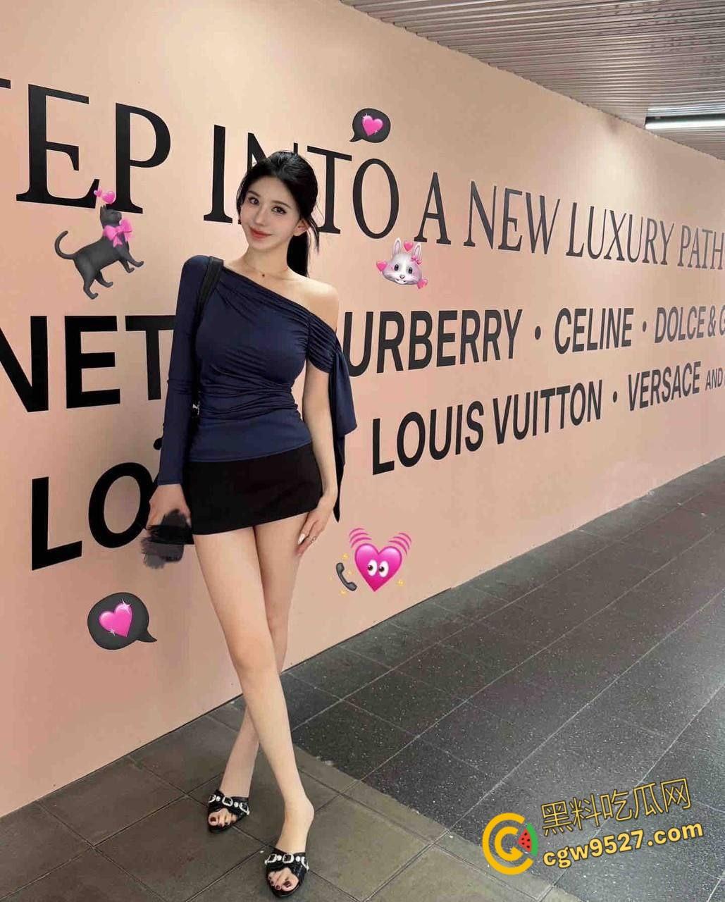 公园放风筝，妹妹户外露出白斩乳房，勾引哥哥小树林里，狂舔骚逼后入爆操，激情内射全滴在草上 !  第2张